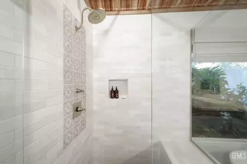 Bath - 15831 Johnson Rd, Bakersfield, CA 93314 photo 2 of 5