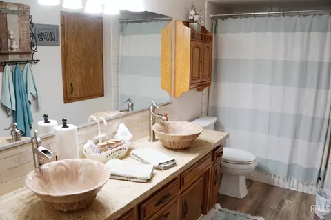 Bath - 16403 Barton Ln, Bakersfield, CA 93314 photo 1 of 3