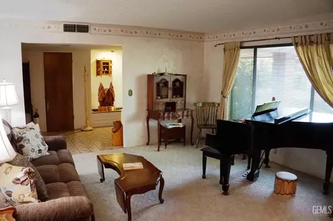 Living - 16403 Barton Ln, Bakersfield, CA 93314 photo 2 of 5