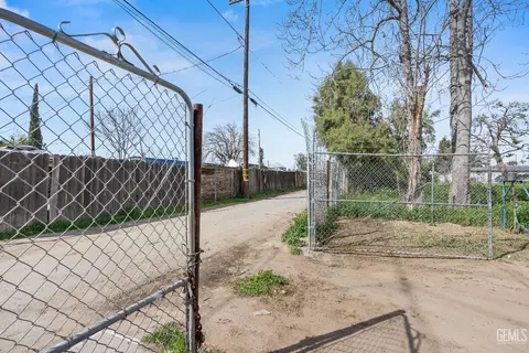 Exterior - 1225 E St, Wasco, CA 93280 photo 4 of 7