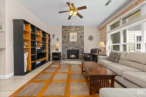 Living - 24401 Jacaranda Dr, Tehachapi, CA 93561 photo 2 of 3