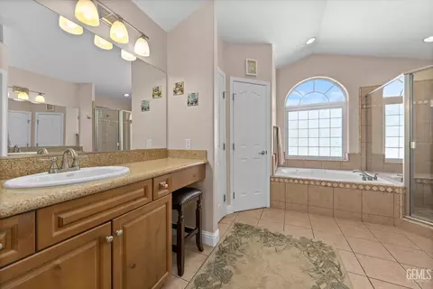 Bath - 24401 Jacaranda Dr, Tehachapi, CA 93561 photo 2 of 6