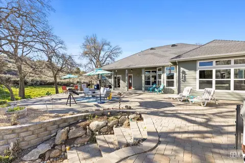 Exterior - 24401 Jacaranda Dr, Tehachapi, CA 93561 photo 4 of 10