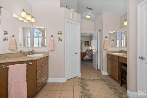 Bath - 24401 Jacaranda Dr, Tehachapi, CA 93561 photo 4 of 6