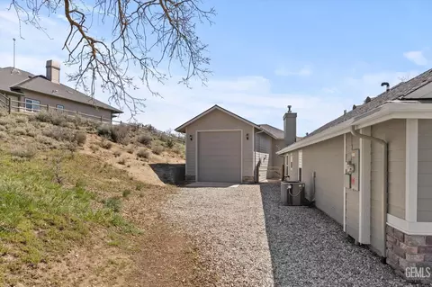 Exterior - 24401 Jacaranda Dr, Tehachapi, CA 93561 photo 6 of 10