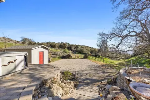 Exterior - 24401 Jacaranda Dr, Tehachapi, CA 93561 photo 10 of 10