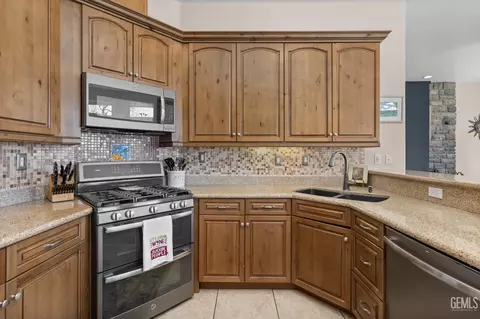 Kitchen - 24401 Jacaranda Dr, Tehachapi, CA 93561 photo 3 of 4
