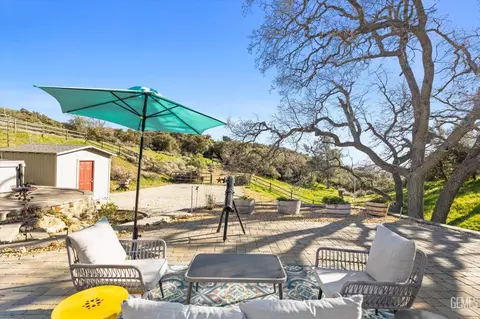 Exterior - 24401 Jacaranda Dr, Tehachapi, CA 93561 photo 9 of 10