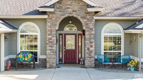 Exterior - 24401 Jacaranda Dr, Tehachapi, CA 93561 photo 7 of 10