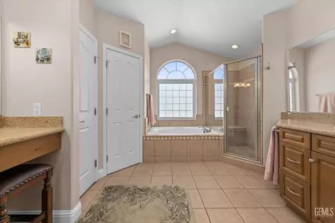 Bath - 24401 Jacaranda Dr, Tehachapi, CA 93561 photo 1 of 6