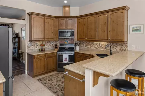 Kitchen - 24401 Jacaranda Dr, Tehachapi, CA 93561 photo 2 of 4