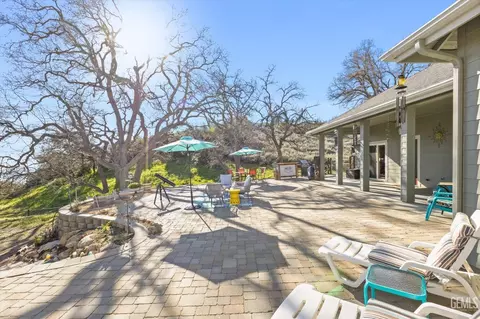 Exterior - 24401 Jacaranda Dr, Tehachapi, CA 93561 photo 8 of 10
