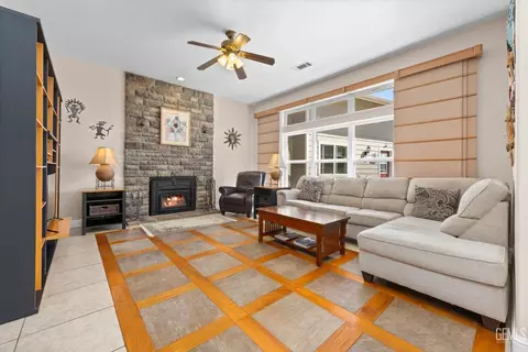 Living - 24401 Jacaranda Dr, Tehachapi, CA 93561 photo 1 of 3