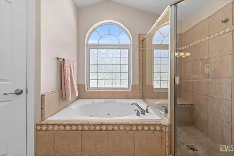 Bath - 24401 Jacaranda Dr, Tehachapi, CA 93561 photo 3 of 6
