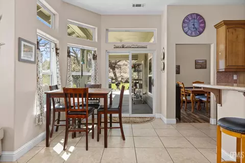 Dining - 24401 Jacaranda Dr, Tehachapi, CA 93561 photo 4 of 4