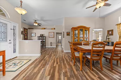 Dining - 24401 Jacaranda Dr, Tehachapi, CA 93561 photo 3 of 4
