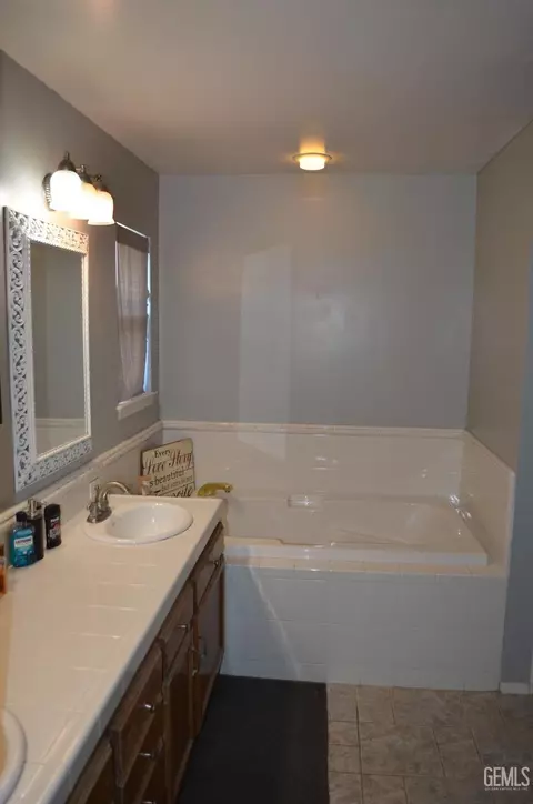 Bath - 305 Bree Dr, Shafter, CA 93263 photo 5 of 6