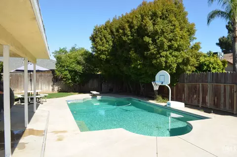 Exterior - 305 Bree Dr, Shafter, CA 93263 photo 3 of 4
