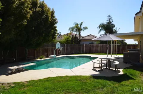 Exterior - 305 Bree Dr, Shafter, CA 93263 photo 4 of 4