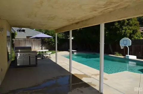 Exterior - 305 Bree Dr, Shafter, CA 93263 photo 2 of 4