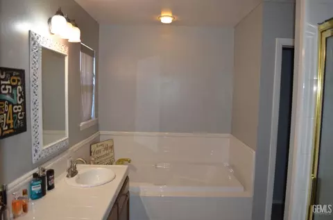 Bath - 305 Bree Dr, Shafter, CA 93263 photo 6 of 6