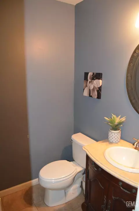 Bath - 305 Bree Dr, Shafter, CA 93263 photo 1 of 6