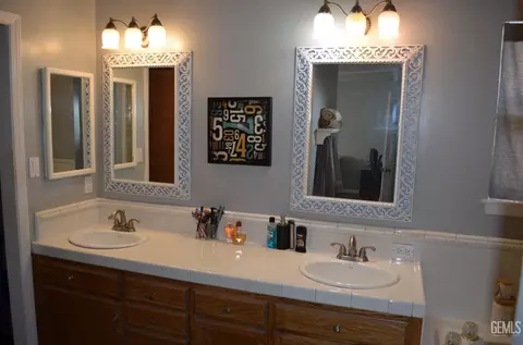Bath - 305 Bree Dr, Shafter, CA 93263 photo 4 of 6