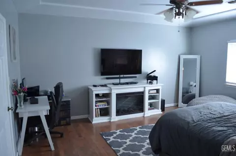 Bedroom - 305 Bree Dr, Shafter, CA 93263 photo 4 of 4