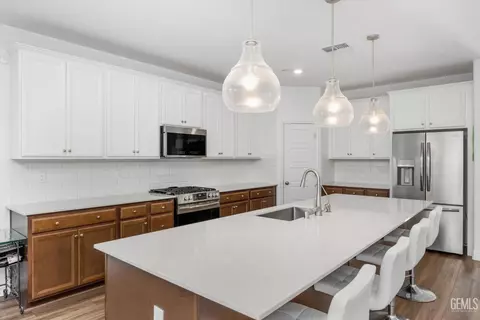 Kitchen - 3304 Trail River Ln, Shafter, CA 93263 photo 6 of 8