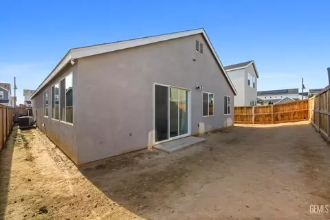 Exterior - 3304 Trail River Ln, Shafter, CA 93263 photo 6 of 8