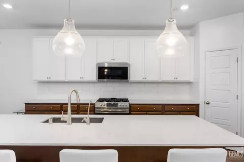 Kitchen - 3304 Trail River Ln, Shafter, CA 93263 photo 4 of 8