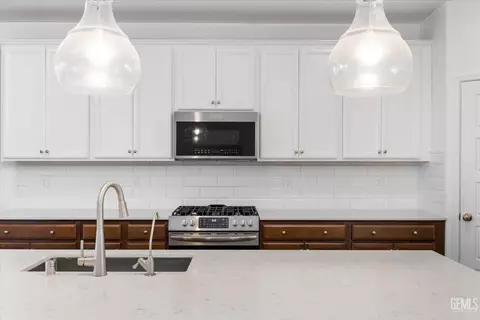 Kitchen - 3304 Trail River Ln, Shafter, CA 93263 photo 5 of 8