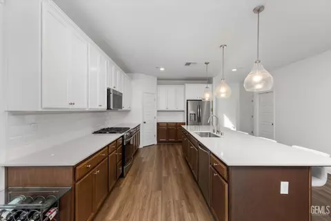 Kitchen - 3304 Trail River Ln, Shafter, CA 93263 photo 7 of 8