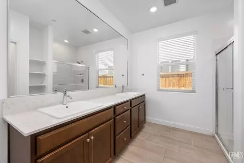 Bath - 3304 Trail River Ln, Shafter, CA 93263 photo 3 of 6