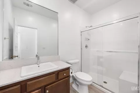 Bath - 3304 Trail River Ln, Shafter, CA 93263 photo 5 of 6