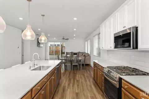 Kitchen - 3304 Trail River Ln, Shafter, CA 93263 photo 8 of 8