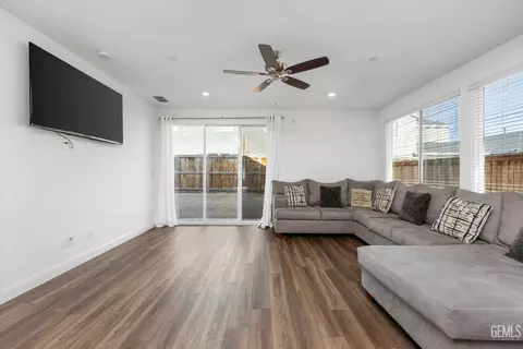 Living - 3304 Trail River Ln, Shafter, CA 93263 photo 3 of 5