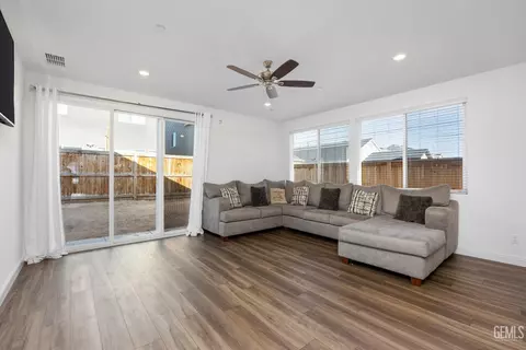 Living - 3304 Trail River Ln, Shafter, CA 93263 photo 2 of 5