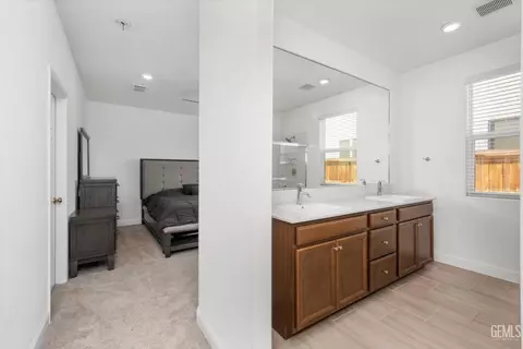 Bath - 3304 Trail River Ln, Shafter, CA 93263 photo 4 of 6