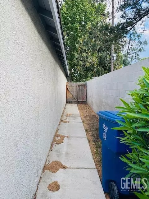Exterior - 7604 Stone Breakers, Bakersfield, CA 93313 photo 6 of 6
