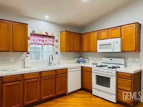 Kitchen - 7604 Stone Breakers, Bakersfield, CA 93313 photo 1 of 2