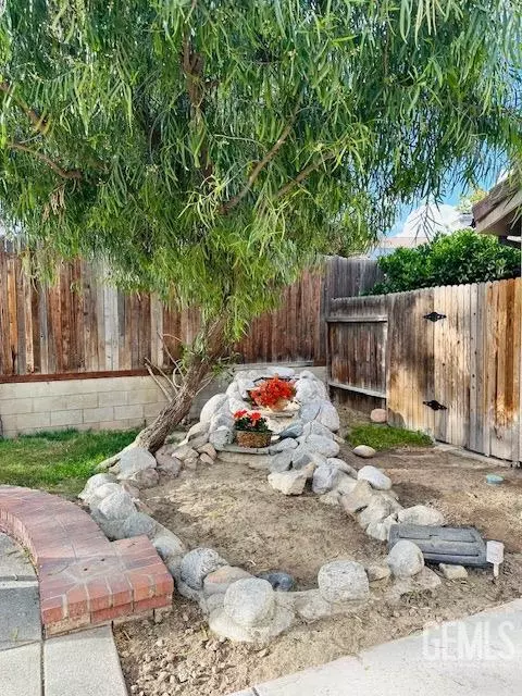 Exterior - 7604 Stone Breakers, Bakersfield, CA 93313 photo 4 of 6
