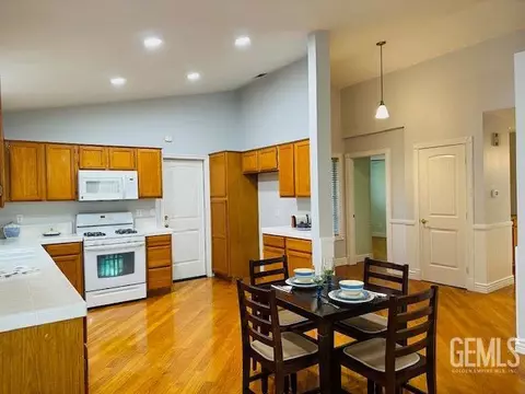 Dining - 7604 Stone Breakers, Bakersfield, CA 93313 photo 1 of 1