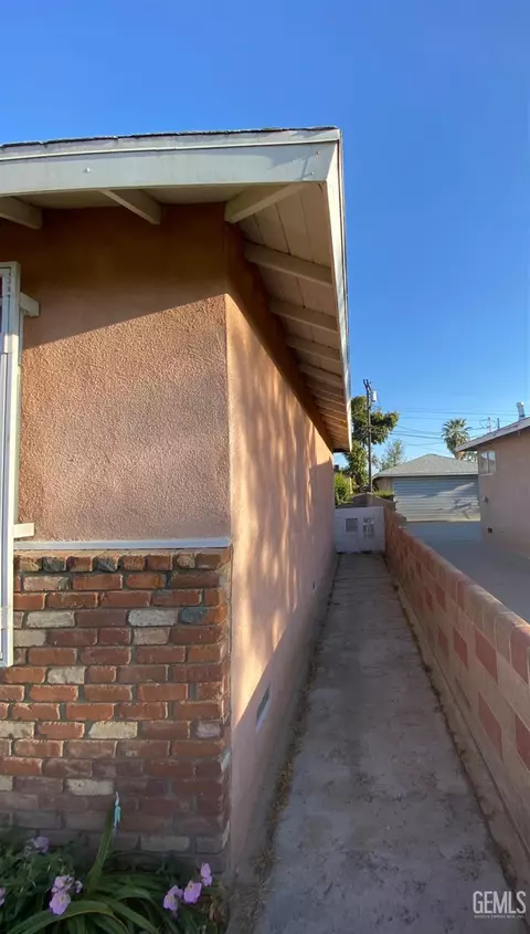 201 Trinity Ave, Bakersfield, CA 93307 photo 4