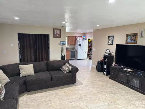 Living - 11183 Redwood Ave, Hesperia, CA 92345 photo 3 of 3