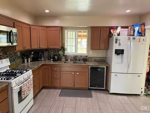 Kitchen - 11183 Redwood Ave, Hesperia, CA 92345 photo 2 of 2