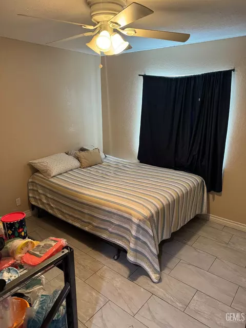 Bedroom - 11183 Redwood Ave, Hesperia, CA 92345 photo 5 of 5