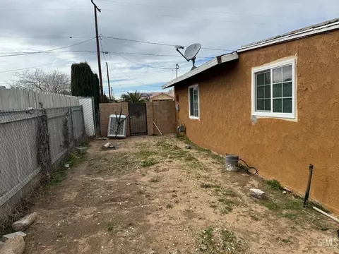 Exterior - 11183 Redwood Ave, Hesperia, CA 92345 photo 11 of 19