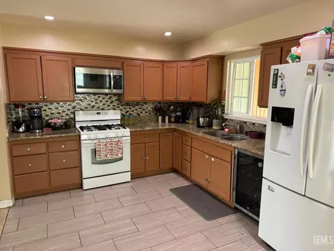Kitchen - 11183 Redwood Ave, Hesperia, CA 92345 photo 1 of 2