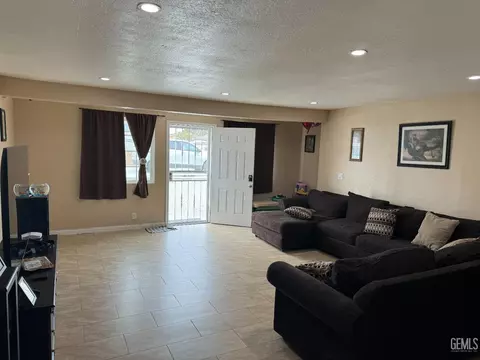 Living - 11183 Redwood Ave, Hesperia, CA 92345 photo 2 of 3